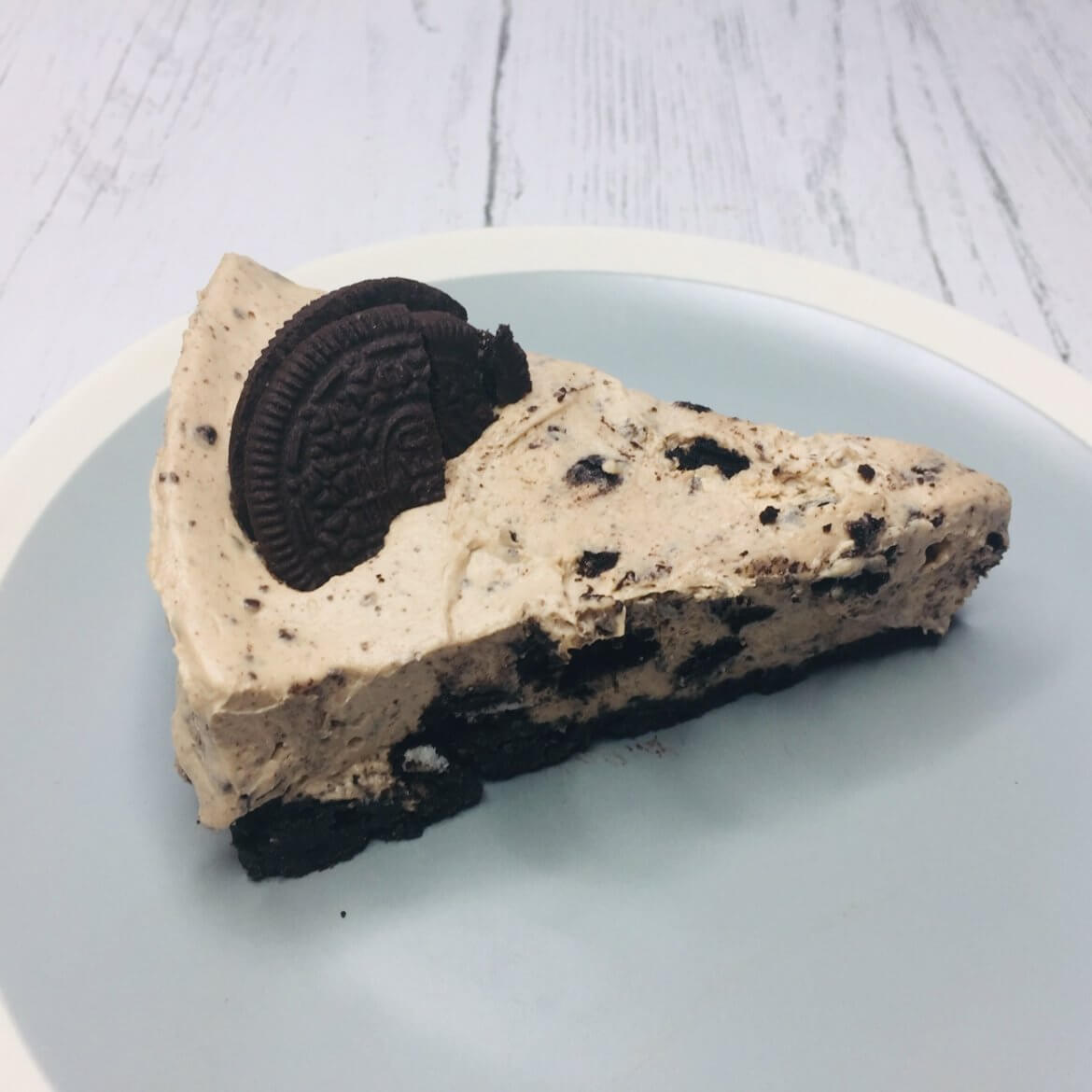 This is a recipe for a decadent Nutella and Oreo cheesecake which combines those two childhood favourites into a decadent grown-up dessert.